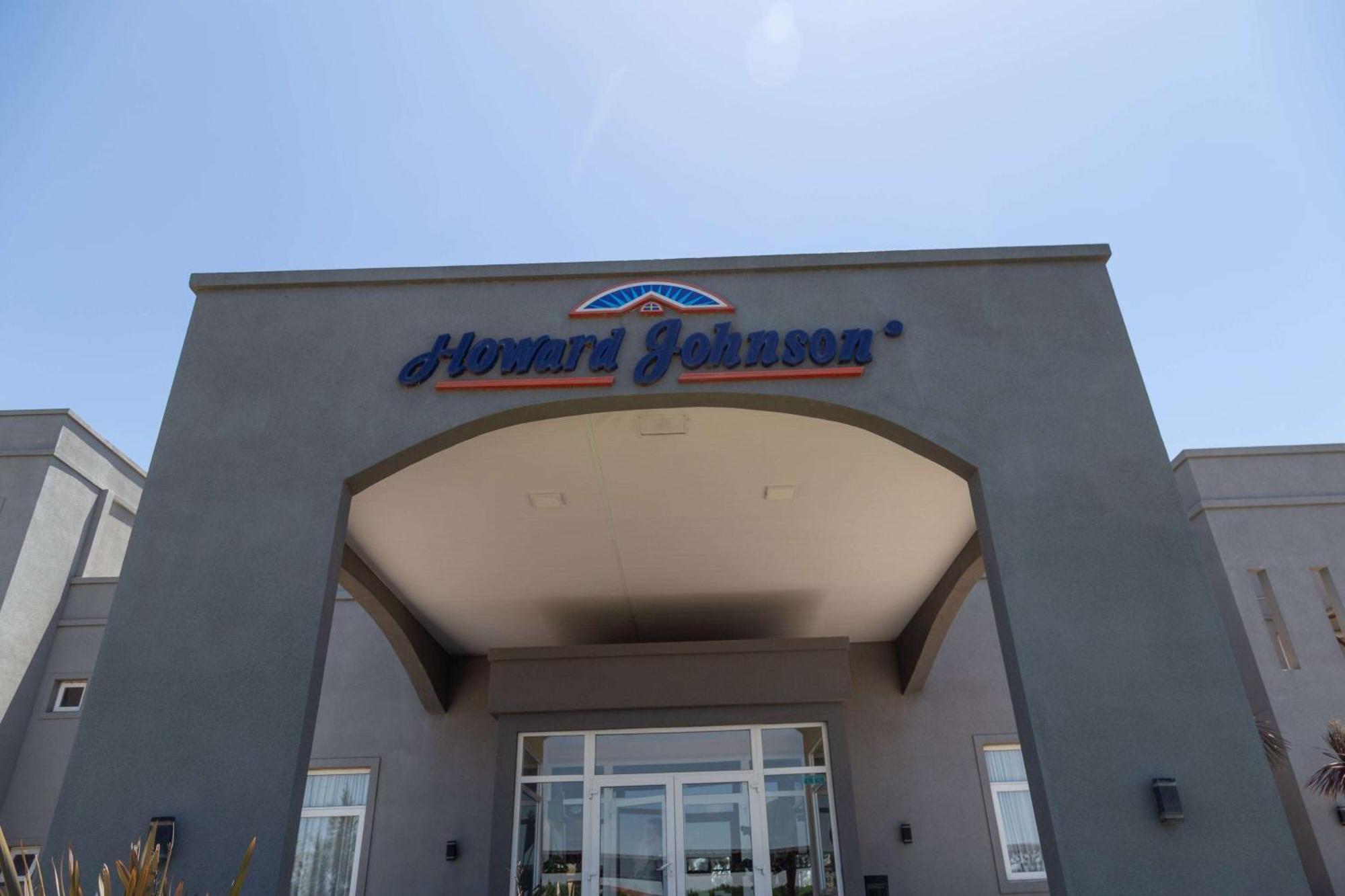 Howard Johnson & 4* Funes