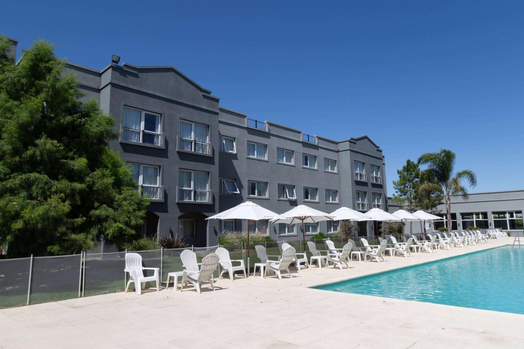Hotel Howard Johnson & Funes