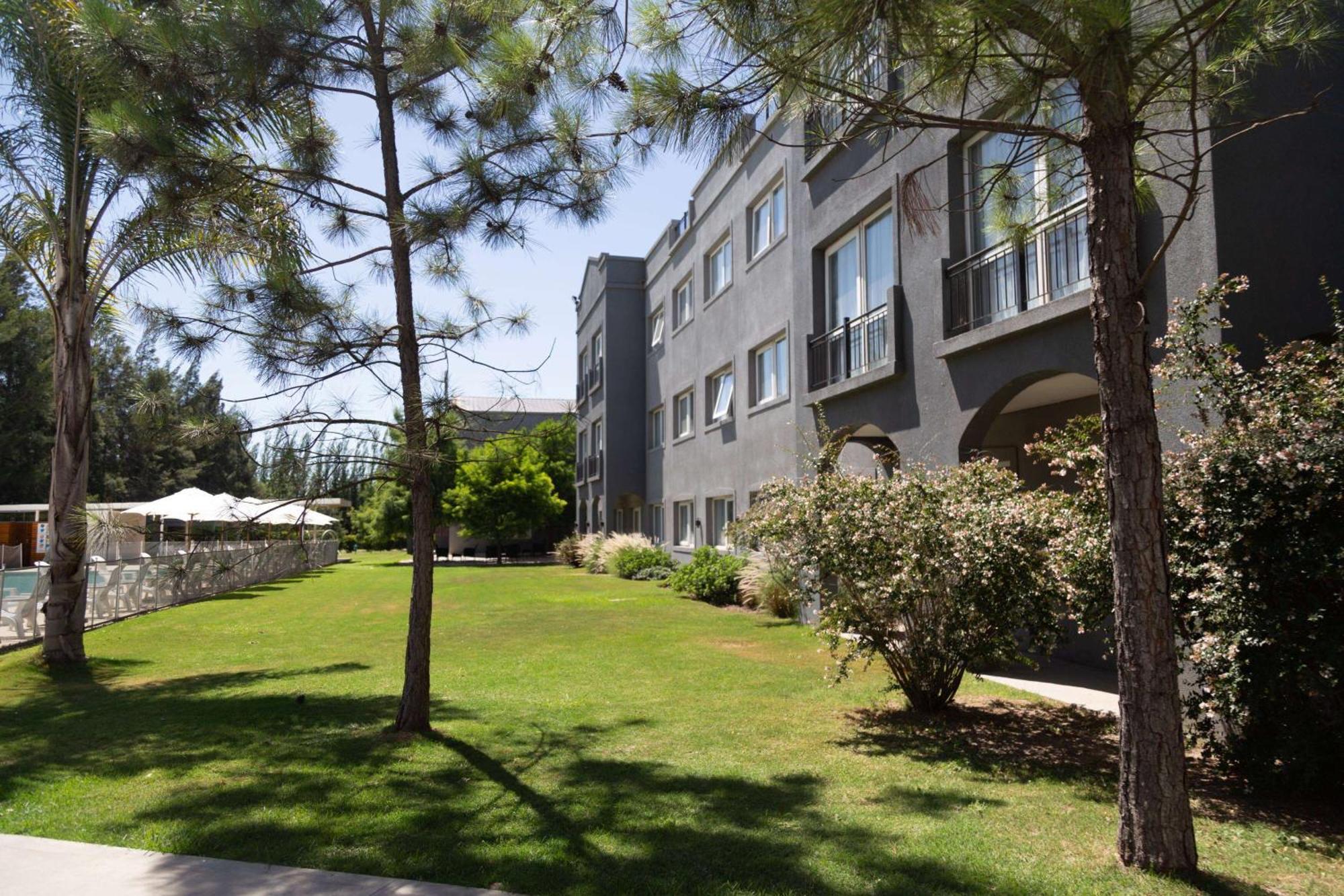 Howard Johnson & 4* Funes